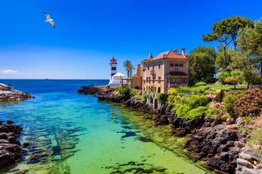 Santa Marta deniz feneri ve belediye müzesi, Cascais, Lizbon, Portekiz. Cascais Portekiz 'deki Santa Marta Deniz Feneri Müzesi. Güzel bir günde Santa Marta Plajı' ndan görüldüğü gibi. Cascais, Portekiz.