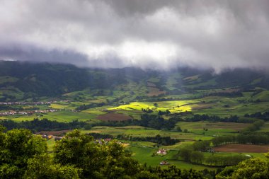 Sao Miguel, Azores Adaları 'nda Povoacao' nun panoramik hava manzarası. Povoacao, Portekiz 'in Azores adasının Sao Miguel adasının güneydoğu köşesinde bulunan bir belediyedir..