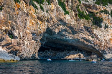 Mavi deniz ve Cala Luna 'nın karakteristik mağaraları Golfo di Orosei, Sardinya, İtalya' da bir plaj. Akdeniz kıyısındaki büyük deniz mağaraları. Sardunya, İtalya.