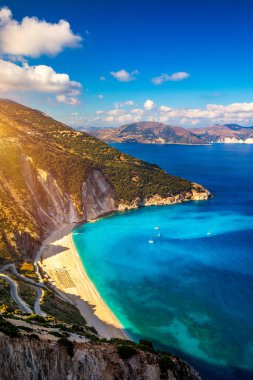 İkonik turkuaz ve safir körfez ve Myrtos, Kefalonia (Cephalonia) adasının hava aracı görüntüsü, İyonya, Yunanistan. Myrtos Sahili, Kefalonia Adası, Yunanistan. Myrtos plajının güzel manzarası.