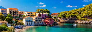 Yunanistan, Kefalonia 'daki Assos köyü. Akdeniz 'de turkuaz renkli körfez Kefalonya, Yunanistan, İyon adası, Cephalonia, Assos köyü Assos köyünde güzel renkli evleri var..