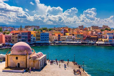 Chania 'nın eski bir limanı. Girit adasının simgeleri. Yunanistan. Chania Körfezi, güneşli yaz gününde, Girit Yunanistan. Girit, Yunanistan 'daki eski Chania limanının manzarası. Chania Limanı ya da Hania. 