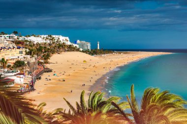 Morro Jable, Fuerteventura, İspanya. Gün batımında nefes kesici plaj plajı Playa del Matorral. Morro Jable ve Playa del Matorral, Fuerteventura, Kanarya Adaları, İspanya, Atlantik, Avrupa