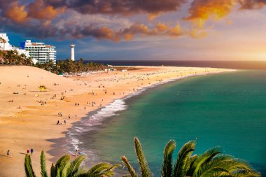 Morro Jable, Fuerteventura, İspanya. Gün batımında nefes kesici plaj plajı Playa del Matorral. Morro Jable ve Playa del Matorral, Fuerteventura, Kanarya Adaları, İspanya, Atlantik, Avrupa