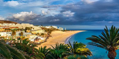 Morro Jable, Fuerteventura, İspanya. Gün batımında nefes kesici plaj plajı Playa del Matorral. Morro Jable ve Playa del Matorral, Fuerteventura, Kanarya Adaları, İspanya, Atlantik, Avrupa