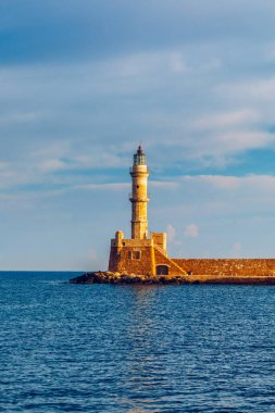 Yunanistan 'ın Girit kentindeki eski Chania limanında Venedik limanı ve deniz feneri panoraması. Yunanistan, Chania 'daki eski Venedik deniz feneri. Yunanistan 'ın Chania kentindeki eski Venedik limanının deniz feneri.