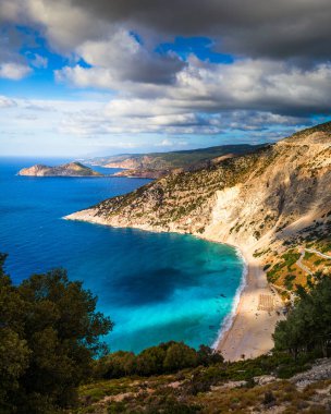 İkonik turkuaz ve safir körfez ve Myrtos, Kefalonia (Cephalonia) adasının hava aracı görüntüsü, İyonya, Yunanistan. Myrtos Sahili, Kefalonia Adası, Yunanistan. Myrtos plajının güzel manzarası.