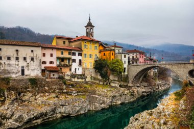 Taş kemer köprüsü ve zümrüt nehri olan güzel bir Akdeniz kasabası. Slovenya 'daki Kanal Kasabası. Slovenya 'nın Kanal kentinde beyaz kayaları oyan turkuaz bir Soca Nehri var.. 