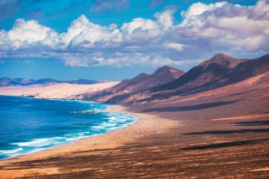 Uçsuz bucaksız ufku olan harika Coffee Plajı. Arka planda volkanik tepeler ve Atlantik Okyanusu. Coffee Beach, Fuerteventura, Kanarya Adaları, İspanya. Playa de Coffee, Fuerteventura, Kanarya Adaları.