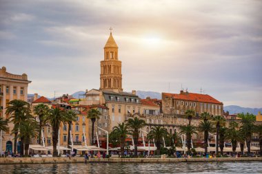 Split, Hırvatistan (Dalmaçya bölgesi). UNESCO Dünya Mirası Alanı. Arka planda Split şehri, Diocletian Sarayı ve Mosor Dağları görünüyor. Hırvatistan 'ın Dalmaçya kentini panoramik açıdan ikiye böl.
