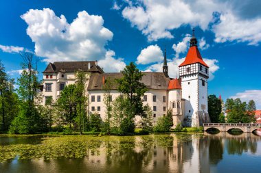 Strakonice yakınlarındaki Blatna kalesi, Güney Bohemya, Çek Cumhuriyeti. Ortaçağ Blatna su kalesinin havadan görünüşü, Çek Cumhuriyeti 'nin Güney Bohem Bölgesi' ndeki park ve gölleri, Blatna 'yı kuşattı..