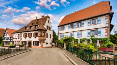 Fransa 'nın Alsace bölgesinde Wissembourg (Weienburg) kasabası. Wissembourg Tarihi Merkezi, Alsace, Fransa. Bas Rhin, Alsace, Fransa 'daki Wissembourg şehri. 