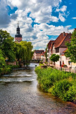 Almanya 'nın Ettlingen şehrinde Alb nehri ile. Alb Nehri ile Almanya 'nın Ettlingen eyaletinde yer alan bir şehirdir. Ettlingen, Baden Wurttemberg, Almanya. 
