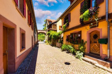 Alsace 'deki Kaysersberg, Fransa' nın en güzel köylerinden biri. Kaysersberg, Alsace, Fransa 'nın Büyük Doğu bölgesindeki Haut-Rhin departmanında. Alsace 'deki Kaysersberg' in küçük bir köyü.