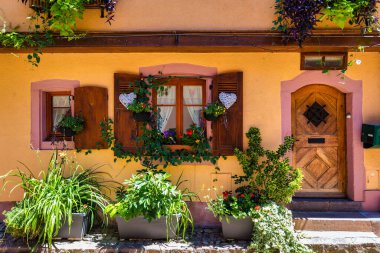Alsace 'deki Kaysersberg, Fransa' nın en güzel köylerinden biri. Kaysersberg, Alsace, Fransa 'nın Büyük Doğu bölgesindeki Haut-Rhin departmanında. Alsace 'deki Kaysersberg' in küçük bir köyü.
