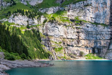 Güneşli bir yaz gününde Bluemlisalp dağıyla ünlü Oeschinensee. Oeschinensee gölü manzarası. İsviçre Alpleri, Kandersteg. İnanılmaz turnuva Oeschinnensee şelaleleri, İsviçre.