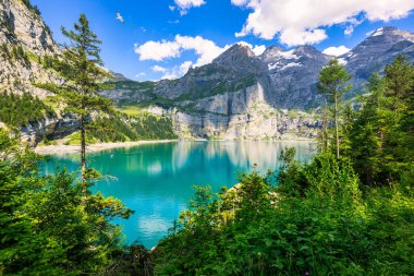 Güneşli bir yaz gününde Bluemlisalp dağıyla ünlü Oeschinensee. Oeschinensee gölü manzarası. İsviçre Alpleri, Kandersteg. İnanılmaz turnuva Oeschinnensee şelaleleri, İsviçre.