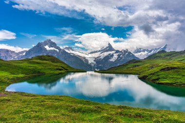 Şafakta Bachalpsee Gölü, Bernese Oberland, İsviçre. Alp dağının manzarası. Schreckhorn ve Wetterhorn. İsviçre Alpleri, Grindelwald Vadisi, Interlaken, Avrupa, İsviçre.