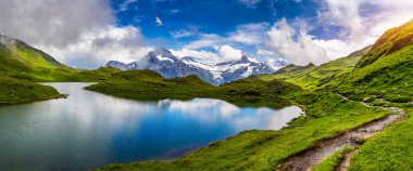 Şafakta Bachalpsee Gölü, Bernese Oberland, İsviçre. Alp dağının manzarası. Schreckhorn ve Wetterhorn. İsviçre Alpleri, Grindelwald Vadisi, Interlaken, Avrupa, İsviçre.