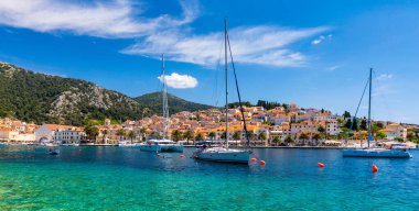 Balıkçı tekneleri şehirdeki Hvar, Hırvatistan ile muhteşem adalar, görüntüleyin. Eski Adriyatik Adası şehir Hvar liman. Hırvatistan'ın popüler turistik hedef. Şaşırtıcı Hvar city Hvar Adası, Hırvatistan.