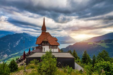 Harder Kulm 'un güzel tepesi İsviçre Interlaken' de yaz günbatımında. Arka planda Thun Gölü ve Brienz Turkuazı var. Interlaken üzerinden Harder Kulm 'un tepesinde çarpıcı bir manzara. Berner Oberland, İsviçre