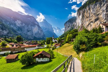 Ünlü kilisesi ve Staubbach şelalesi ile turistik alp köyü Lauterbrunnen 'in inanılmaz yaz manzarası. Konum: Lauterbrunnen Köyü, Berner Oberland, İsviçre, Avrupa.