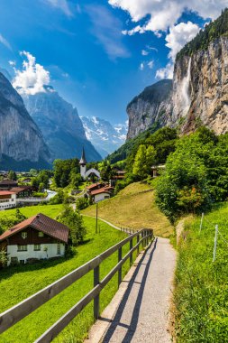 Ünlü Lauterbrunnen kasabası ve Staubbach şelalesi, Bernese Oberland, İsviçre, Avrupa. Lauterbrunnen Vadisi, Lauterbrunnen Köyü, Staubbach Sonbaharı ve İsviçre Alplerindeki Lauterbrunnen Duvarı..
