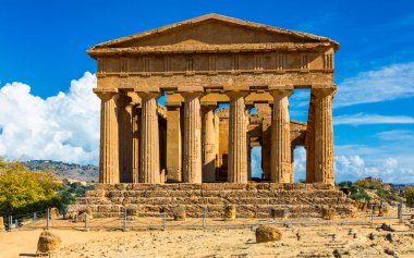 Tapınaklar Vadisi (Valle dei Templi), MÖ 5. yüzyılda inşa edilen antik bir Yunan tapınağı olan Konkordiya Tapınağı, Agrigento, Sicilya. Concordia Tapınağı, Agrigento, Sicilya, İtalya