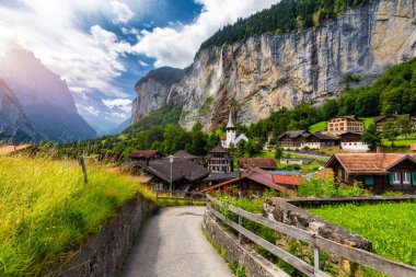Ünlü kilisesi ve Staubbach şelalesi ile turistik alp köyü Lauterbrunnen 'in inanılmaz yaz manzarası. Konum: Lauterbrunnen Köyü, Berner Oberland, İsviçre, Avrupa.