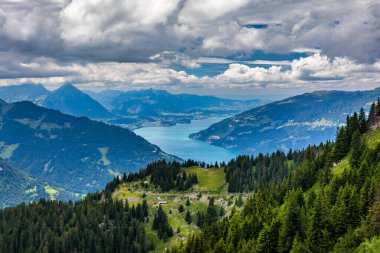 Bernese Oberland, Bern Kantonu 'ndaki Schynige Platte Yolu' ndan güzel Thun Gölü ve Brienz Gölü manzarası. İsviçre Alplerinde Schynige Platte adında popüler bir dağdır..