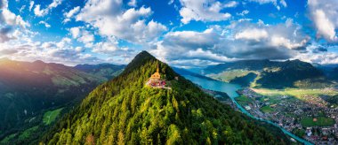 Harder Kulm 'un güzel tepesi İsviçre Interlaken' de yaz günbatımında. Arka planda Thun Gölü ve Brienz Turkuazı var. Interlaken üzerinden Harder Kulm 'un tepesinde çarpıcı bir manzara. Berner Oberland, İsviçre