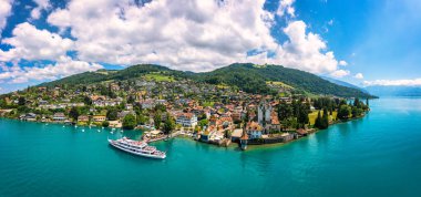 İsviçre 'nin İsviçre Alplerindeki Thunersee Gölü' nde Oberhofen panoramik manzara. İsviçre 'nin Bern Kantonu' ndaki Thun Gölü 'ndeki (Thunersee) Oberhofen kasabası. İsviçre Thun Gölü 'ndeki Oberhofen kasabası.. 