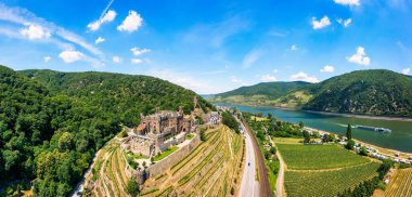 Clemenskapelle ile Reichenstein Şatosu, Ren Nehri 'nde Trechtingshausen. Orta Ren Vadisi, Rhineland-Palatinate, Almanya, Avrupa. Ortaçağ kaleleri vadisindeki Reichenstein kalesi.