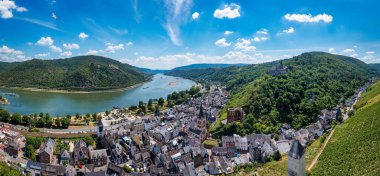 Bacharach panoramik görüntüsü. Bacharach, Almanya 'da Rhineland-Palatinate eyaletinde yer alan bir şehirdir. Bacharach, Almanya 'da Rhineland-Palatinate eyaletinde yer alan bir şehirdir.