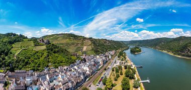 Bacharach panoramik görüntüsü. Bacharach, Almanya 'da Rhineland-Palatinate eyaletinde yer alan bir şehirdir. Bacharach, Almanya 'da Rhineland-Palatinate eyaletinde yer alan bir şehirdir.