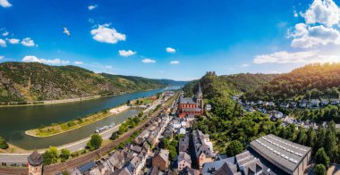 Almanya 'nın orta Ren Vadisi' nin yukarısındaki Oberwesel kasabasına bakın. Oberwesel kasabası ve Meryem Kilisesi, Orta Ren, Almanya, Rhineland-Palatinate. Rhein Nehri 'nin nehir kıyısındaki Oberwesel kasabası..