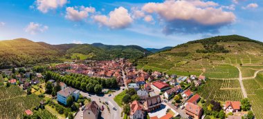 Alsace 'deki Kaysersberg, Fransa' nın en güzel köylerinden biri. Kaysersberg, Alsace, Fransa 'nın Büyük Doğu bölgesindeki Haut-Rhin departmanında. Alsace 'deki Kaysersberg' in küçük bir köyü.