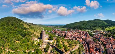 Alsace 'deki Kaysersberg, Fransa' nın en güzel köylerinden biri. Kaysersberg, Alsace, Fransa 'nın Büyük Doğu bölgesindeki Haut-Rhin departmanında. Alsace 'deki Kaysersberg' in küçük bir köyü.