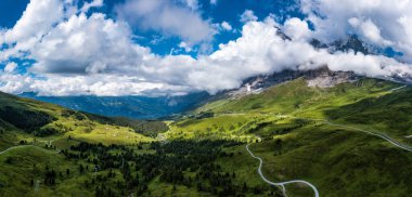 Kleine Scheidegg, İsviçre 'nin Bernese Oberland bölgesinde Eiger ve Lauberhorn zirveleri arasında yer alan ve 2061 m yükseklikte yer alan bir dağ geçididir..