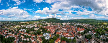 Almanya 'nın Ettlingen şehrinde Alb nehri ile. Alb Nehri ile Almanya 'nın Ettlingen eyaletinde yer alan bir şehirdir. Ettlingen, Baden Wurttemberg, Almanya. 