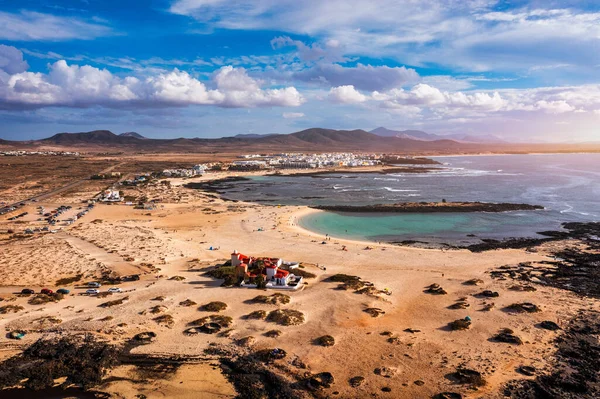 西班牙加那利群岛Fuerteventura的El Cotillo市全景 岛上北部的El Cotillo的Fuerteventura是一个风景秀丽的传统村庄 西班牙加那利群岛 — 图库照片