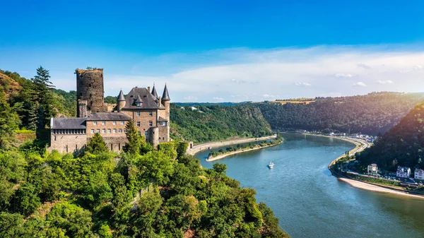 凯茨城堡和浪漫的莱茵河在夏天的日落 卡茨城堡 Katz Castle或Burg Katz 是一座城堡废墟 位于德国莱茵兰 帕拉蒂纳地区的圣高沙森镇之上 — 图库照片