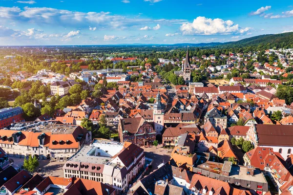 Bir nehir ve bir kilise ile Almanya'da Ettlingen Eski Şehir. Bir nehir ve bir kilise çan kulesi ile Ettlingen, Almanya, merkezi bir ilçe görünümü. Ettlingen, Baden Wurttemberg, Almanya.