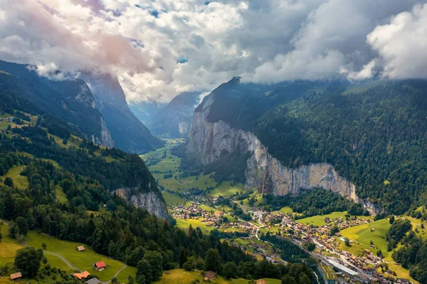 美丽的夏季风景的旅游高山村劳特布伦与著名的教堂和Staubbach瀑布 Lauterbrunnen Village Berner Oberland Switzerland Europe — 图库照片