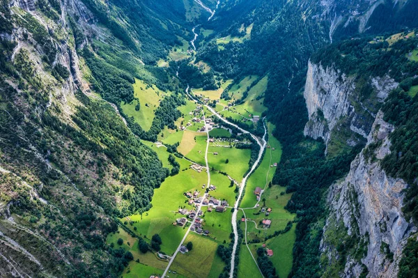 Панорамный Вид Идиллические Горные Пейзажи Альпах Свежими Зелеными Лугами Цветущими — стоковое фото