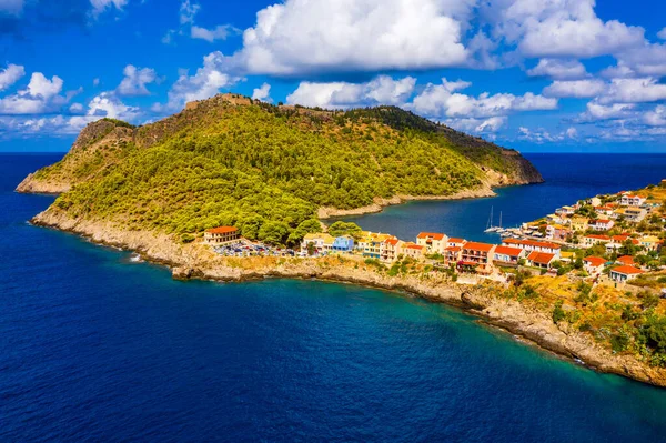 Yunanistan, Kefalonia 'daki Assos köyü. Akdeniz 'de turkuaz renkli körfez Kefalonya, Yunanistan, İyon adası, Cephalonia, Assos köyü Assos köyünde güzel renkli evleri var..