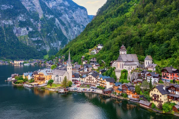 オーストリアの山間の村ハルスタットとハルスタッター湖の空中ビュー 美しい夏時間だ オーストリアのザルツカンマーグート オーストリアのザルツカンマーグートのハルシュタット村をご覧ください — ストック写真