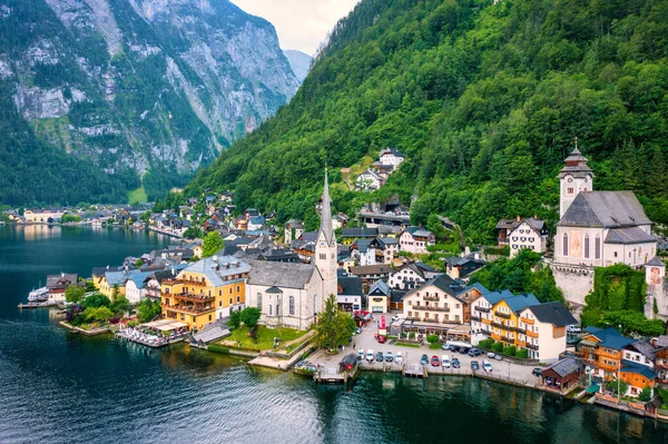 オーストリアの山間の村ハルスタットとハルスタッター湖の空中ビュー 美しい夏時間だ オーストリアのザルツカンマーグート オーストリアのザルツカンマーグートのハルシュタット村をご覧ください — ストック写真