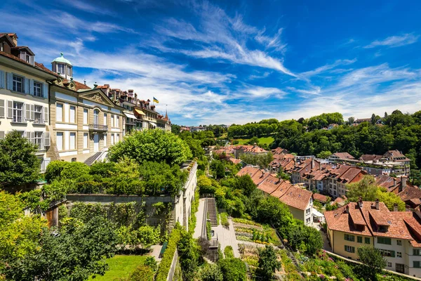 Bern eski şehir merkezi ve Aare, Bern nehri üzerindeki Nydeggbrucke köprüsü manzaralı. Bern, güneşli bir günde Aare Nehri 'nin şehrin etrafında aktığı eski bir kasaba, Bern, İsviçre.