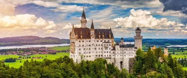 德国巴伐利亚Fussen附近著名的新斯旺斯坦城堡 山水秀丽 德国Hohenschwangau的Neuschwanstein城堡 — 图库照片